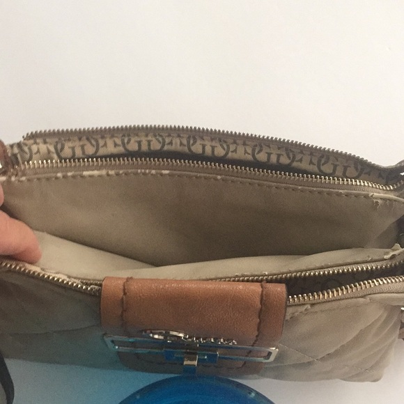 Preowned Guess women,s cross body handbag$38.00 - Picture 11 of 12